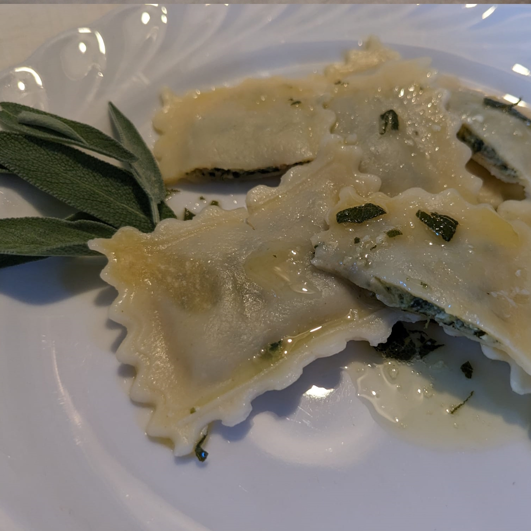 Ravioli in Butter mit Salbei