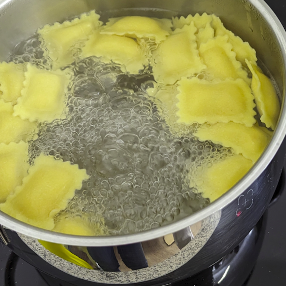 Kochtopf mit Ravioli