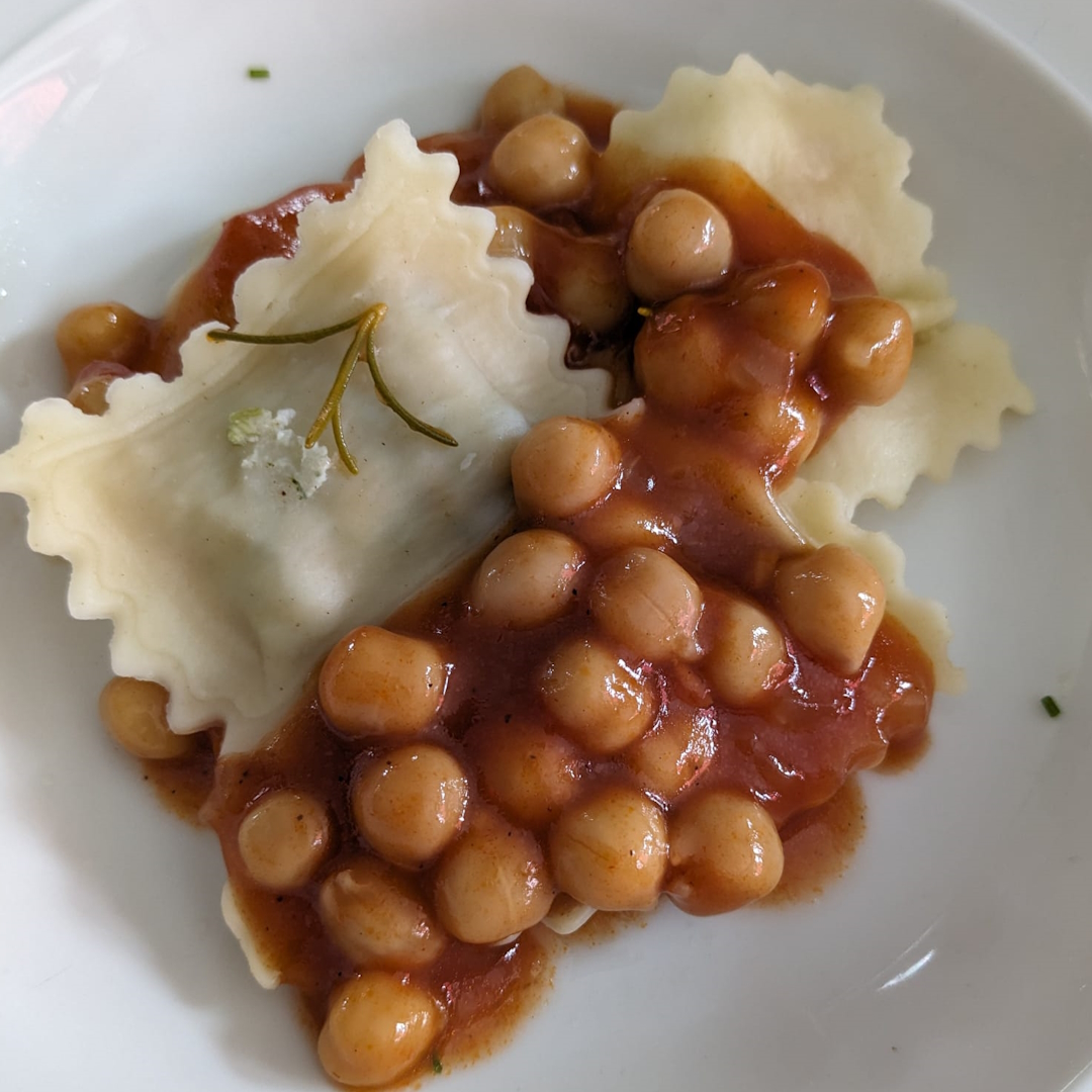 Ravioli mit Kichererbsen und Tomatensoße