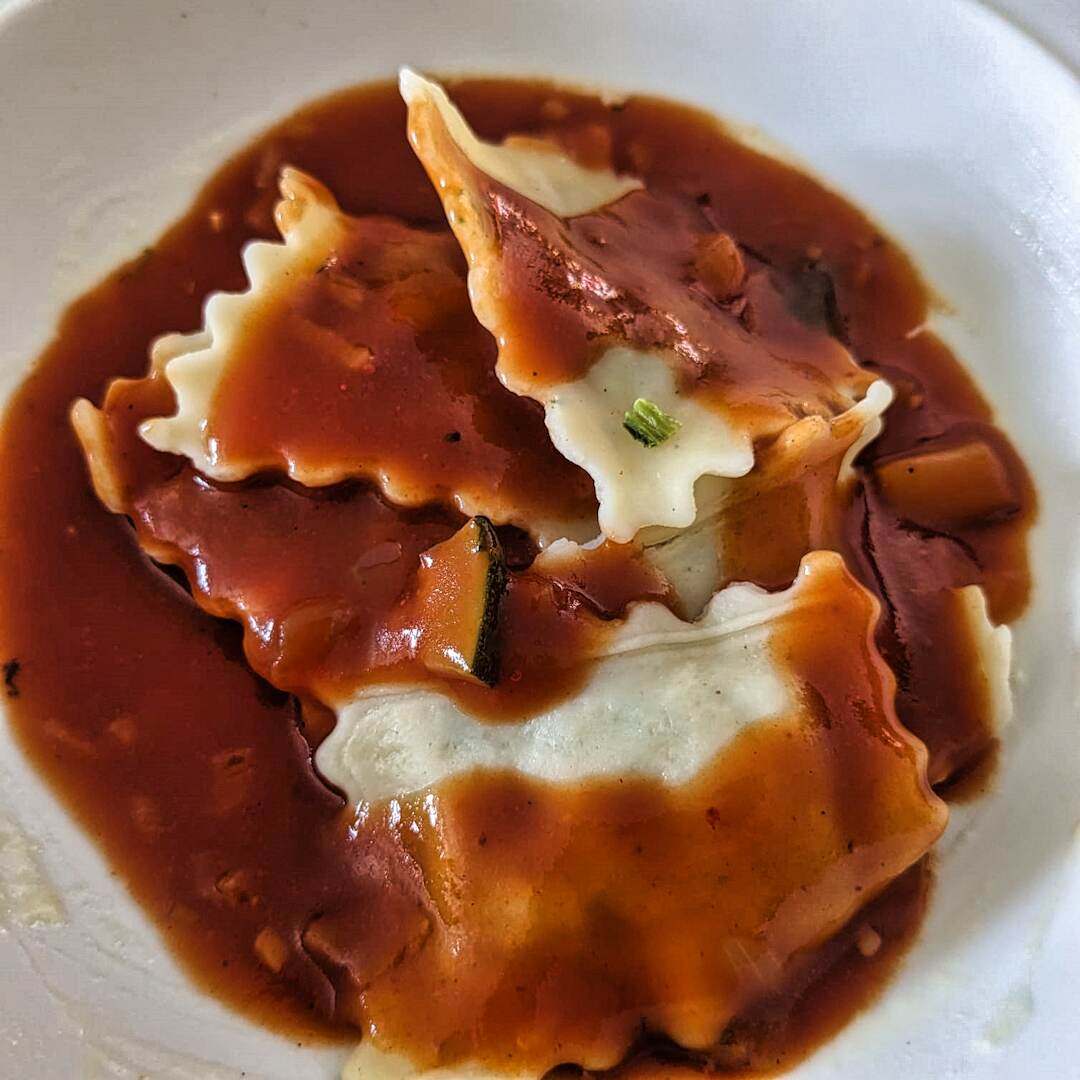 Ravioli in Tomatensoße